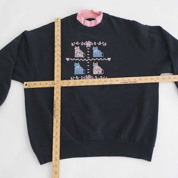 Vintage Black Embroidered Pink Cat Kittens Floral Sweatshirt Cottagecore  M - Picture 3 of 9